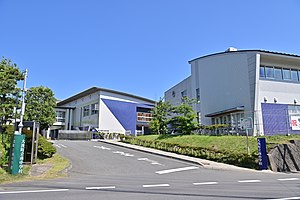 大洗町立南中学校と大洗町立南小学校の正門前。画像の建物は南小学校の校舎。