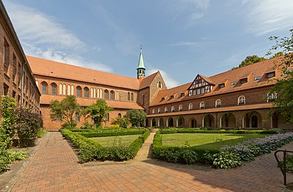 Pátio ajardinado e a igreja de St. Marien (ao fundo) da Abadia Lehnin, um antigo mosteiro gótico em Potsdam-Mittelmark, Alemanha. (definição 4 200 × 2 747)