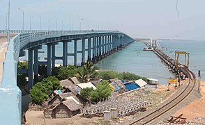 Le pont Annai Indira Gandhi (à gauche) et le pont de Pamban (à droite) en 2015.