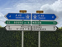 Deux panneaux indiquant la direction et le kilométrage de lieux. À gauche de haut en bas, on trouve A40 (Genève), Bourg-en-Bresse, Polliat et Saint-Cyr-sur-Menthon. À droite, on trouve A40 (Paris), Mâcon, Vonnas et Replonges.