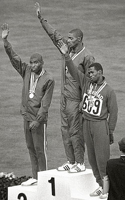 Пол Дрэйтон, Генри Карр и Эдвин Робертс[англ.] на олимпийском пьедестале Токио (1964)