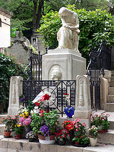 Euterpe (1850), musa della Musica, che orna il Monumento funebre di Frédéric Chopin, Parigi, cimitero del Père-Lachaise.