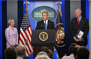 Le 31 août 2007, le président George W. Bush annonce le remplacement de Tony Snow (à droite) par Dana Perino (à gauche).