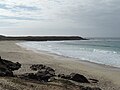 La plage de Trez Goarem côté Est et la pointe de Pen an Enez.