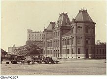 Posthuset vid Packhusplatsen med Kvarnberget i bakgrunden. Foto av Aron Jonason efter 1873.
