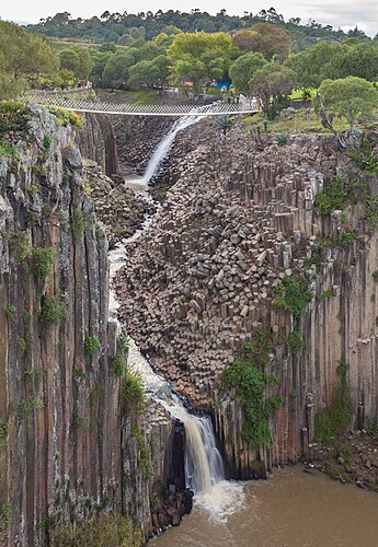 Водопад, стекающий по базальтовым призмам, в Уаска-де-Окампо, Мексика