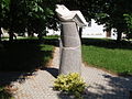 Az I. és II. világháborús emlékmű a templom melletti parkban