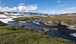 Ráhkojåhkå en bit från utloppet av Ráhkojávrre.