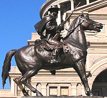 Пам'ятник рейнджеру перед будівлею Капітолію Техасу