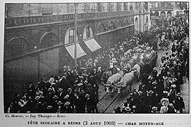 En 1903 avec des chars pour la fête des écoles.