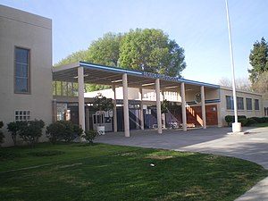 English: Reseda High School Español: Escuela P...