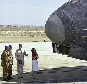 נשיא ארצות הברית רונלד רייגן ואשתו ננסי רייגן בוחנים את חזית מעבורת החלל קולומביה לאחר שזו נחתה בבסיס חיל האוויר אדוארדס שבקליפורניה ב-4 ביולי 1982. לצידם עומדים שני האסטרונאוטים שהשתתפו במשימה הרביעית של המעבורת.