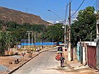 Rua principal do bairro com a Praça Pedro Gomes da Silva, inaugurada em 2020, ao fundo à esquerda.