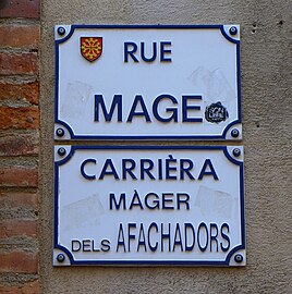 Les plaques de rue en français et en occitan.