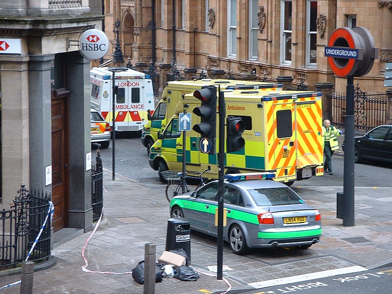 Ficheiro:Russell square four ambulances.jpg