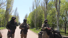 Alpha Group agents blocking off an area in Kramatorsk on 25 April 2014 SBU agents in Kramatorsk, April 2014.png