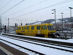 Autorail de mesure SM 775, pour la détection et l'enregistrement des profils de rails, en gare de Trèves. Système d'analyse laser. Puissance générale 250 kW. Masse 45 000 kg. Longueur 18 m. Vitesse de déplacement 80 km/h. Vitesse de mesure 60 km/h