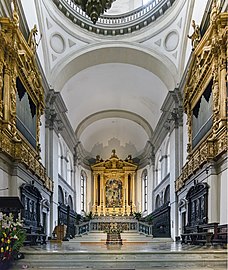 Le chœur et le maître-autel.