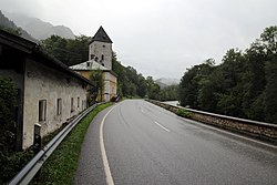 Schellenberger Turm, links davor das ehemalige (gelbe) Zollhaus an der B 305 Richtung Salzburg. Rechts bzw. vor der Ufermauer die Berchtesgadener Ache