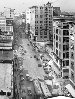 7th Street looking west from Broadway, 1917. Bullocks far right; B. H. Dyas sporting goods store, right; Ville de Paris, at left.