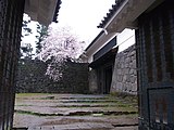 清水門から櫓門を見る（2010年4月撮影）