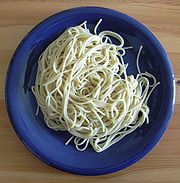 Spaghetti polos tanpa saus yang telah direbus.
