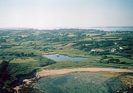 St. Mary's vanuit het zuidoosten, met op de voorgrond Porth Hellick