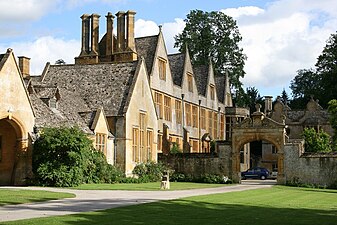 Stanway House Gloucestershire är Twing Hall där familjen Wickhammersley residerar.[4]