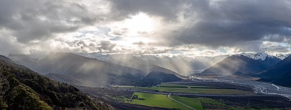 Pôr do sol tempestuoso ao longo da bacia do rio Waimakariri, Nova Zelândia (definição 12 951 × 4 890)
