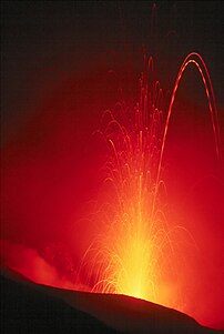 Èrupcion de l’Estromboli, yon des volcans de les iles Èoliènes a bise de la Secila (Étalia).