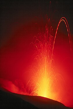 Èrupcion de l’Estromboli, yon des volcans de les iles Èoliènes a bise de la Secila (Étalia).