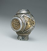 Parte a unei borșe; circa 950; argint, aur și nielare; per ansamblu: 5 x 3,7 x 3,6 cm; Muzeul Metropolitan de Artă (New York City)