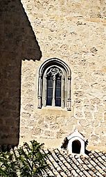 Ventana gótica desde el exterior de la iglesia.