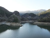 上流のダム湖