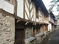 Malestroit : maisons à colombages du XVe siècle de la Rue aux Anglais, avec leurs étals de schiste.