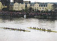 סיום המרוץ ב-2002. סירת אוקספורד נראית מימין