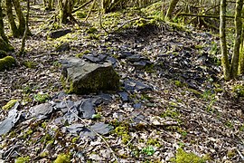 Blocs de pierres noires cassées