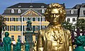 Beethovenfiguren vor seinem Denkmal auf dem Münsterplatz