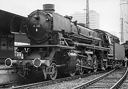 41 241 im Essener Hauptbahnhof 80er Jahre.jpg