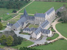 Photo aérienne de l'abbaye Sainte-Anne de Kergonan.