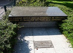 La stèle commémorative, square de l'ancienne synagogue.