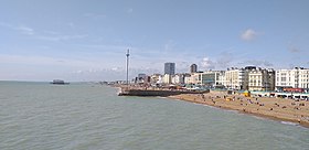 Brighton nábřeží při pohledu na západ od Brighton Palace Pier