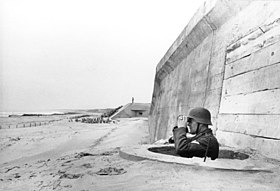Bundesarchiv Bild 101I-263-1580-13, Frankreich, Atlantikwall, Soldat.jpg