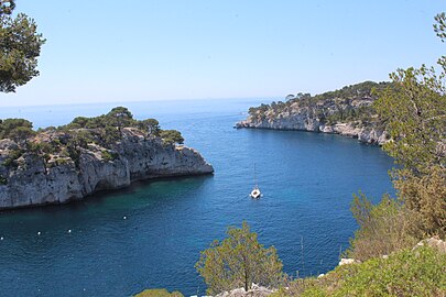 À la sortie de la calanque de Port Miou, la Pointe de la Cacau à droite et le cap Cable à gauche.