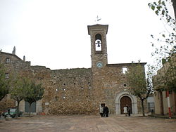 Façana del castell i l'església