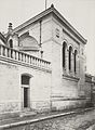 Photographie du bâtiment du XIXe siècle de la bibliothèque de l'Ecole de droit de Paris, situé au niveau de l'actuel numéro 3 rue Cujas, intégrée au site de la Faculté de droit dont l'entrée se trouve sur la place actuelle du Panthéon. Date de prise de vue comprise entre 1877 et 1880[2]. Ce bâtiment a disparu[3].