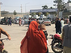 אנשי טליבאן ואזרחים אפגנים בכניסה לנמל התעופה הבינלאומי חאמיד כרזאי