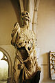 Transi stiliaus stovinti skulptūra muziejuje Prancūzijoje