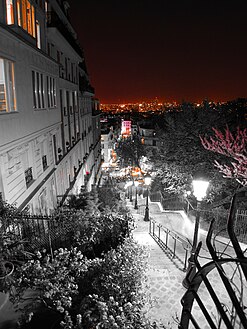 Les escaliers de la rue Maurice-Utrillo et Paris vu de nuit