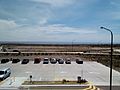 Vista hacia el norte desde el mirador, se puede ver, en primer plano, el estacionamiento del centro, y más atrás, las aguas del golfo San José.